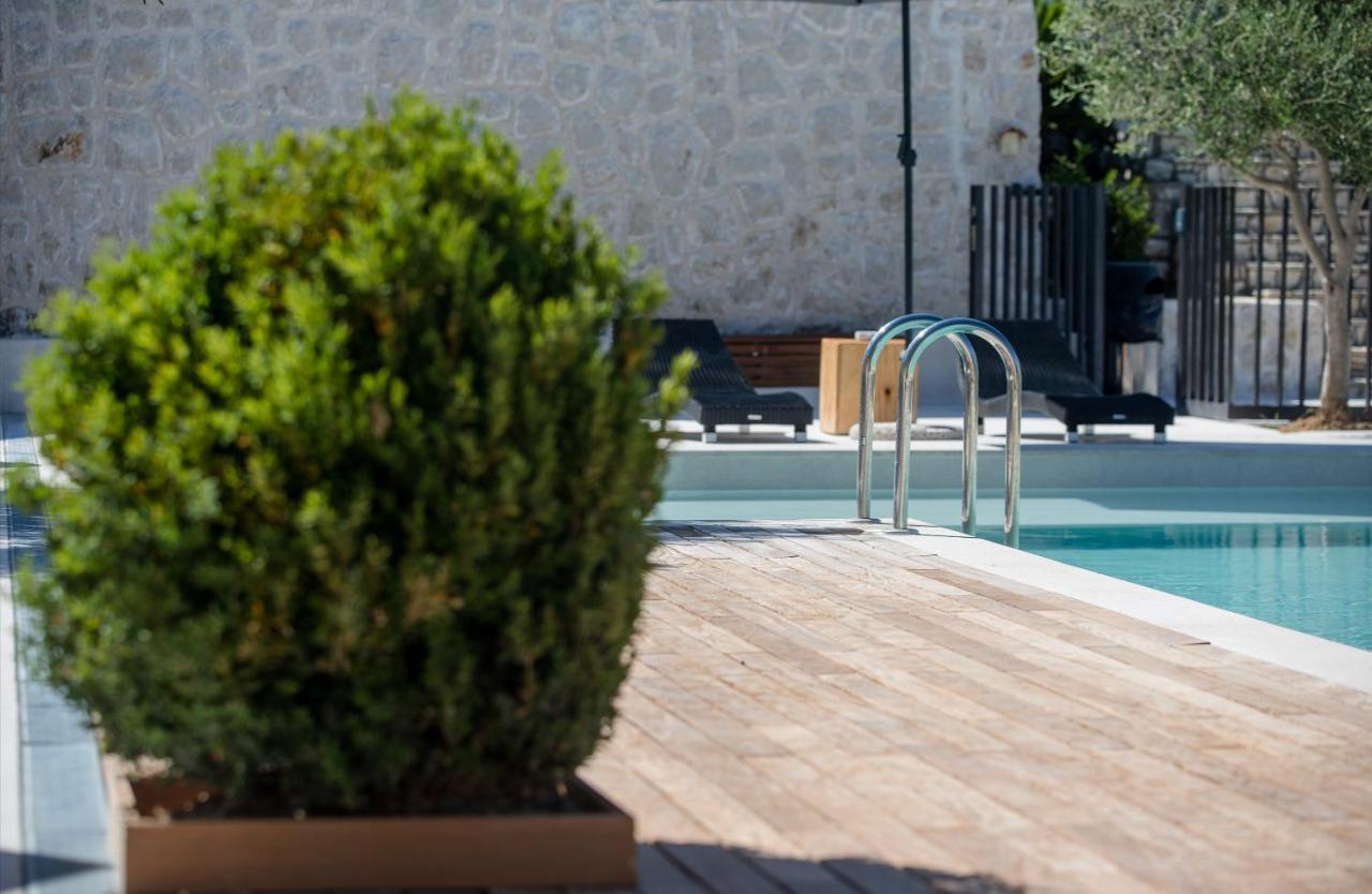 Luxury Suites Bellevue Lopar Bagian luar foto