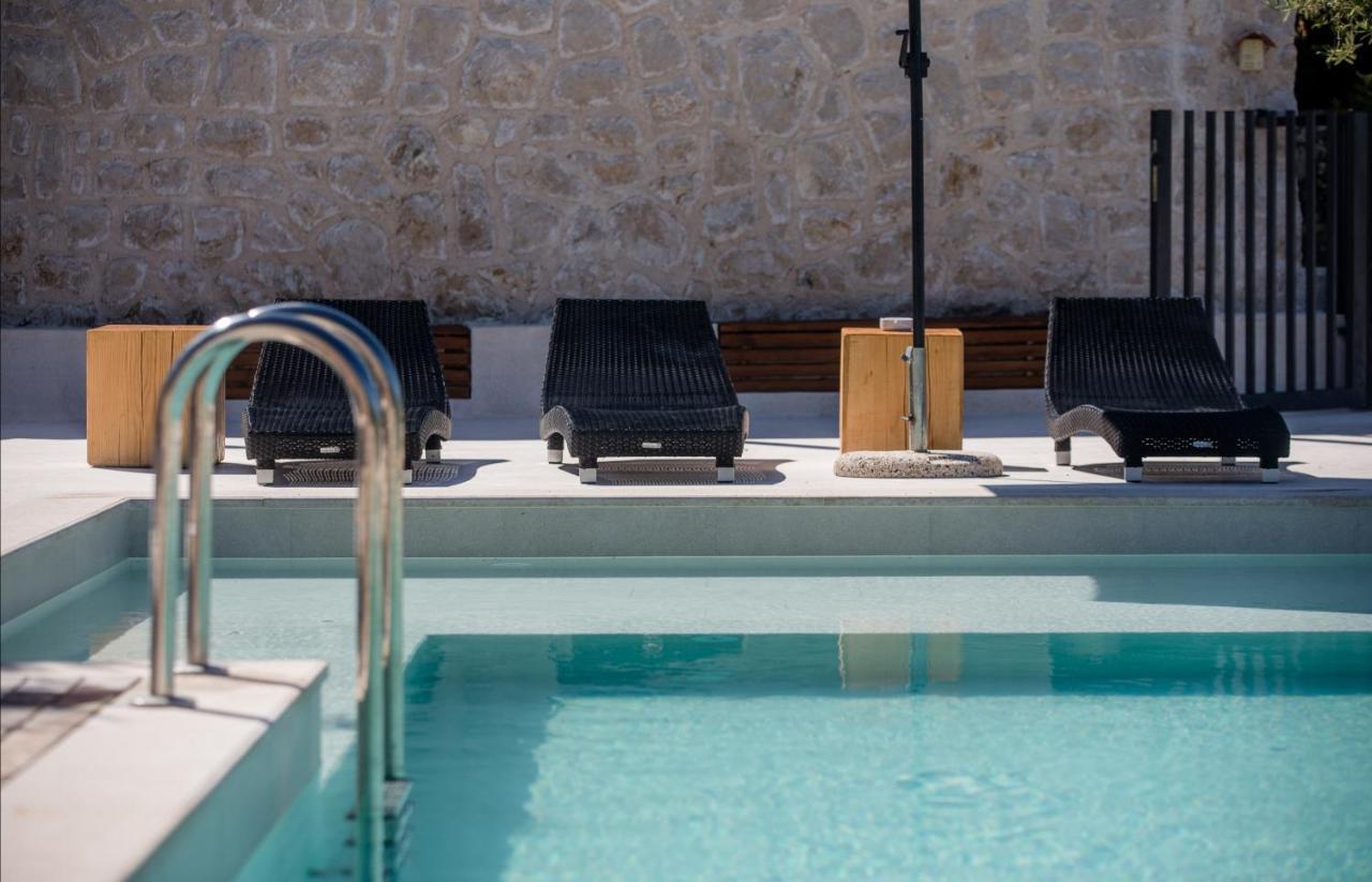 Luxury Suites Bellevue Lopar Bagian luar foto