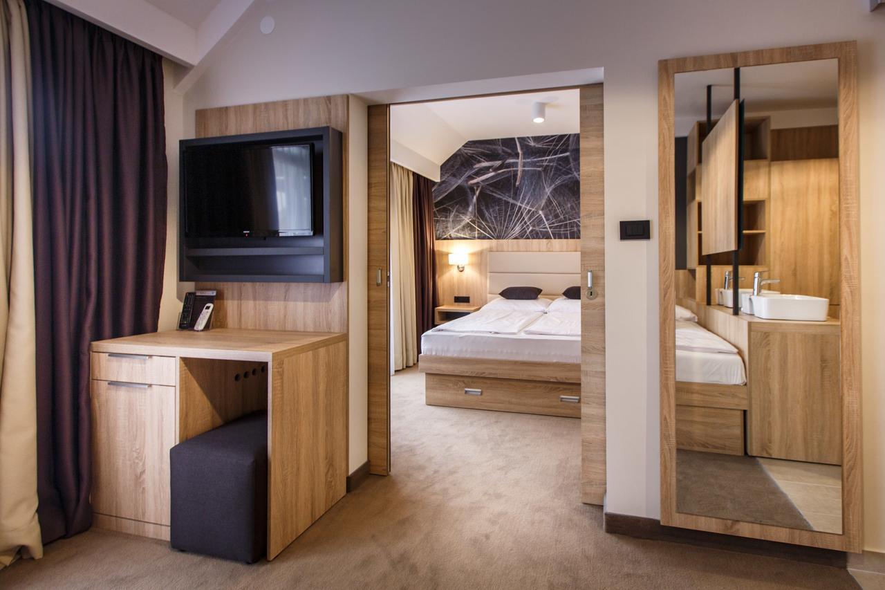 Luxury Suites Bellevue Lopar Bagian luar foto